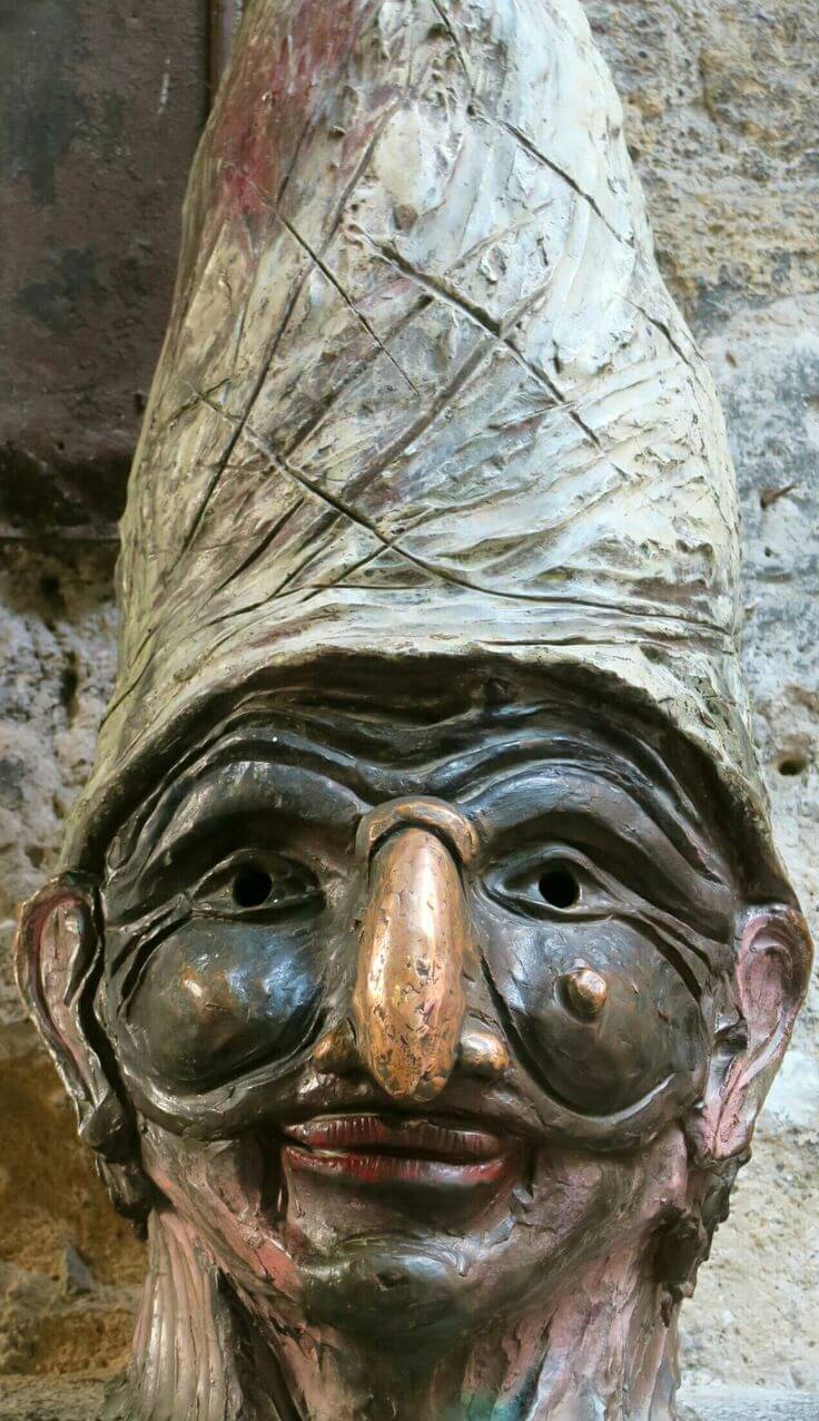 Il Pulcinella in bronzo di vico del Fico al Purgatorio