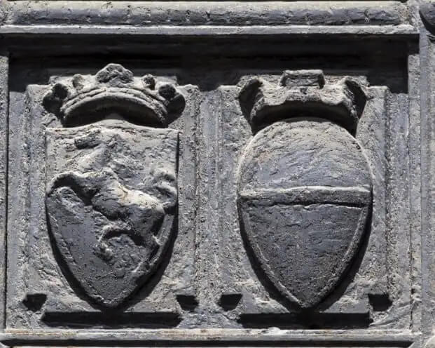 Stemma di Napoli e Corsiero del Sole, simbolo della Provincia. Sul portone dell'Università Federico II.